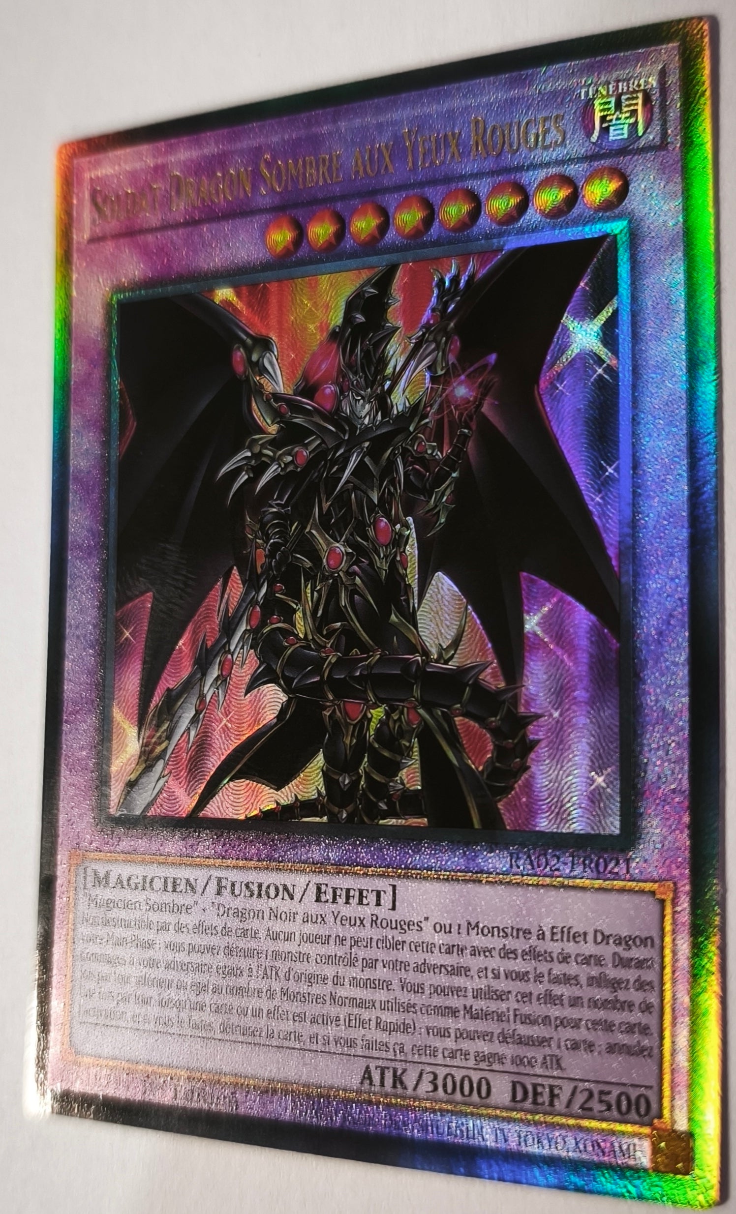 Soldat Dragon Sombre aux Yeux Rouges